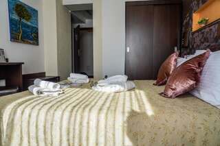 Отель Hotel Razvan Бухарест Двухместный номер с 1 кроватью и балконом-3