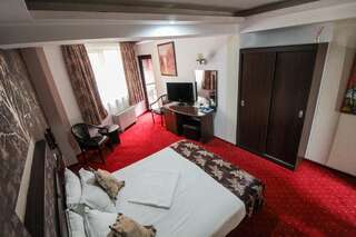 Отель Hotel Razvan Бухарест Двухместный номер с 1 кроватью и балконом-12