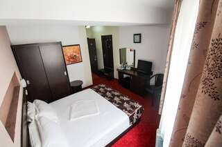 Отель Hotel Razvan Бухарест Двухместный номер с 1 кроватью и балконом-15