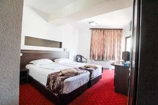 Отель Hotel Razvan Бухарест Двухместный номер с 2 отдельными кроватями и балконом-10