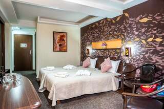 Отель Hotel Razvan Бухарест Двухместный номер с 2 отдельными кроватями и балконом-1