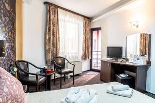 Отель Hotel Razvan Бухарест Двухместный номер с 2 отдельными кроватями и балконом-3